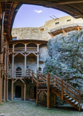 Mirow, Polonya - 28 Eylül 2025: Polonya 'daki Mirow şatosu harabelerinin içindeki açık avlu manzarası