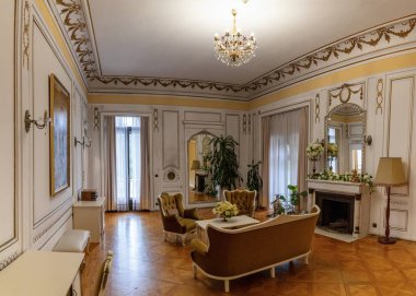 Walbrzych, Polonya - 30 Eylül 2025: Polonya 'nın güneybatısındaki Ksiaz Kalesi' nin özel kamarasındaki oturma odası