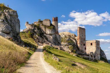 Olsztyn, Polonya - 28 Eylül 2025: Güzel bir sonbahar gününde Olsztyn Kalesi 'nin kalıntılarına giden yol