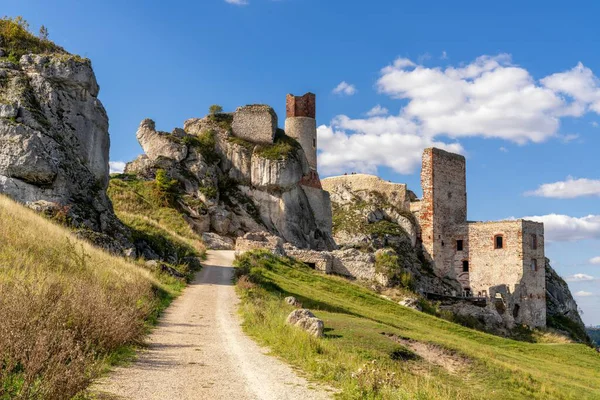 Olsztyn, Polonya - 28 Eylül 2025: Güzel bir sonbahar gününde Olsztyn Kalesi 'nin kalıntılarına giden yol