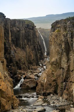 Godafoss şelalesinin dikey görüntüsü ve İzlanda 'nın batı fiyortlarında Bjarnarfjordur yakınlarında bir vadi.
