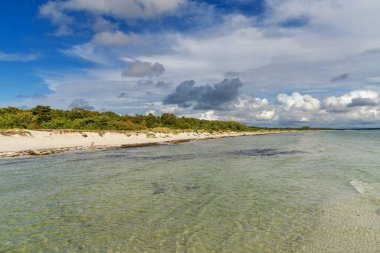 Güney Baltık Denizi manzarası ve İsveç 'in güneyindeki Falsterbo Yarımadası' nın beyaz kumlu plajları.