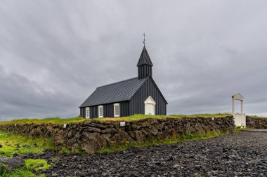 Budir, İzlanda - 24 Eylül 2025: Batı İzlanda 'daki Snaefellsnes Yarımadası' ndaki tarihi siyah Budakirkja Kilisesi manzarası