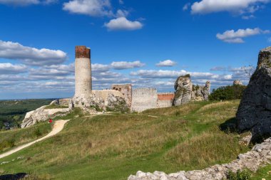 Olsztyn, Polonya - 28 Eylül 2025: Güzel bir yaz günü Olsztyn Kalesi Harabeleri manzarası