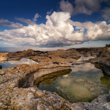 Baltık Denizi 'ndeki Gotland' daki Digerhuvud Doğa Rezervi 'ndeki kaya oluşumlarının manzarası