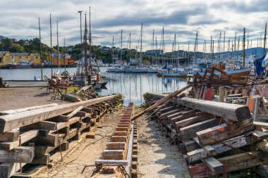Kristiansund, Norveç - 29 Ağustos 2025: Norveç Kristiansund 'da tekne kalkış rampası ve liman ve marina