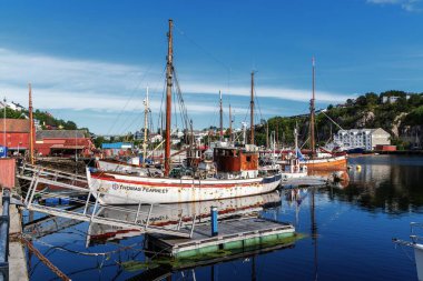 Kristiansund, Norveç - 29 Ağustos 2025: Norveç 'in merkezindeki Kristiansund limanındaki tekne manzarası
