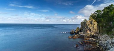 Danimarka 'nın Bornholm adasının kuzey tarafındaki Sığınak Kaya kayalıkları ve Kuzey Denizi manzarası