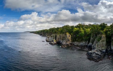 Danimarka 'nın Bornholm adasının kuzey tarafındaki Sığınak Kaya kayalıklarının ve Kuzey Denizi' nin insansız hava aracı manzarası.