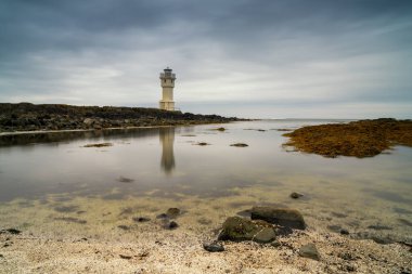 İzlanda 'nın güneybatısındaki Akranes' teki eski deniz fenerinin manzarası.