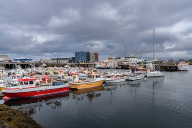 Hafnarfjordur, İzlanda - 26 Temmuz 2025: Reykjavik 'in dışındaki Hafnarfjordur limanı ve limanı