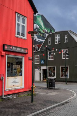 Reykjavik, İzlanda - 26 Temmuz 2025: Reykjavik 'in tarihi şehir merkezinde renkli binalar