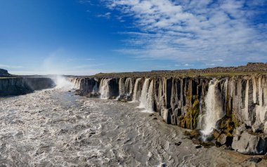 Kuzeydoğu İzlanda 'daki görkemli Selfoss Şelalesi manzarası