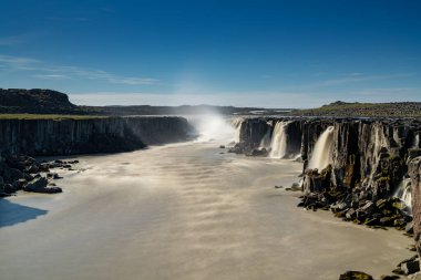 Kuzeydoğu İzlanda 'daki görkemli Selfoss Şelalesi' nin uzun soluklu görüntüsü