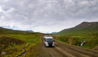 Kuzey İzlanda 'nın dağlık kesimlerinde karavanı olan bir manzara.