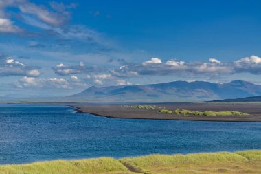 Kuzey Icleand 'daki Vatnsnes Yarımadası' ndaki Hunafloi Körfezi 'nin kara lav kumsal manzarası.