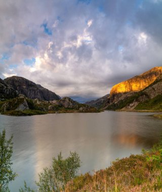Norveç 'in güneyindeki Agder County' de Hunnevatn Gölü üzerinde muhteşem bir günbatımı