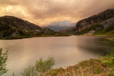 Norveç 'in güneyindeki Agder County' de Hunnevatn Gölü üzerinde muhteşem bir günbatımı