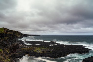 Batı İzlanda 'daki vahşi ve engebeli lav kayalıkları ve güney Snaefellsnes Yarımadası kıyıları manzarası