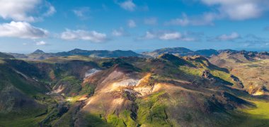 Reykjanes Yarımadası 'nın kuzeyindeki renkli dağların ve volkanların insansız hava aracı manzarası.