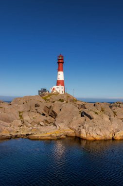 Norveç 'in güneyindeki Eigersund yakınlarında Midbrodoya adasındaki Eigeroy Deniz Feneri manzarası
