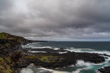 Batı İzlanda 'daki vahşi ve engebeli lav kayalıkları ve güney Snaefellsnes Yarımadası kıyıları manzarası