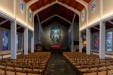 Skaholt, İzlanda - 30 Temmuz 2025: İzlanda 'nın güneybatısındaki Skalholt Katedrali' nin merkezi nave sunağı