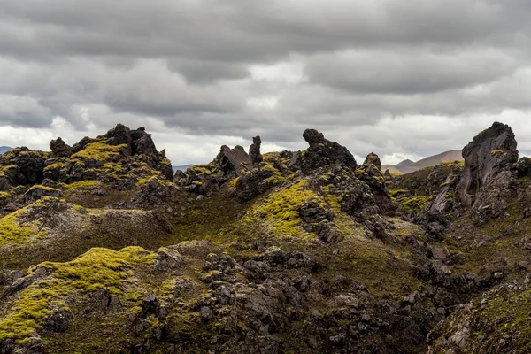 İzlanda 'nın orta kesimindeki Landmannalaugar bölgesinde liken ve yosunla kaplı tuhaf lav kaya oluşumlarının görüntüsü.