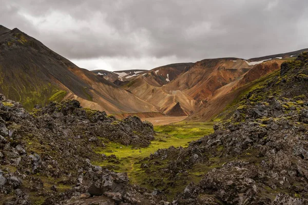 Orta İzlanda 'nın Landmannalaugar Bölgesi' nin lav tarlaları ve renkli volkanik dağlarının manzarası.