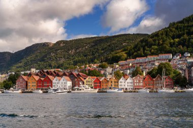 Bergen, Norveç - 22 Ağustos 2025: Bergen şehir merkezindeki Bryggen bölgesinin manzarası