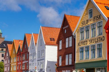 Bergen, Norveç - 22 Ağustos 2025: Bergen 'in merkezindeki Bryggen Bölgesi' nin renkli Hanseatic binalarının yakın görüntüsü