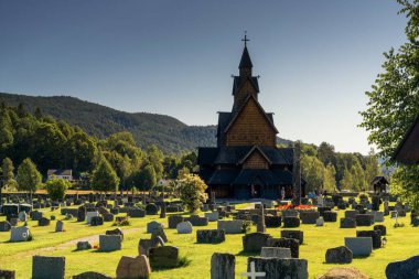 Heddal, Norveç - 15 Ağustos 2025: Norveç 'in Telemark ilçesindeki tarihi Heddal Stave Kilisesi ve mezarlığı