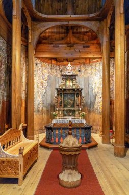 Heddal, Norveç - 15 Ağustos 2025: Norveç 'teki tarihi ahşap Heddal Stave Kilisesi' nin iç manzarası ve sunağı