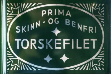 Kristiansund, Norveç - 29 Ağustos 2025: Tarihi Kristiansund balıkçılığı tarafından üretilen antika morina balığı konservelerinin yakın görüntüsü