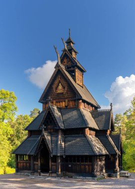 Oslo, Norveç - 3 Eylül 2025: Oslo 'daki Norveç Halk Müzesi' nin açık hava bölümündeki tarihi ahşap kapı kilisesi manzarası