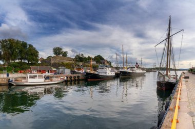 Oslo, Norveç - 2 Eylül 2025: Oslo şehir merkezindeki Radhusplassen Meydanı 'ndaki eski gemiler