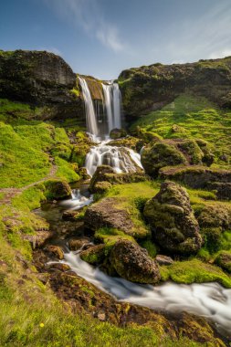 Batı İzlanda 'daki Snaefellsnes Yarımadası' ndaki Selvallafoss Şelalesi manzarası