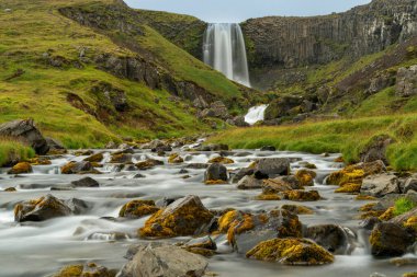Batı İzlanda 'daki Snaefellsnes Yarımadası' ndaki Svodufoss Şelalesi manzarası