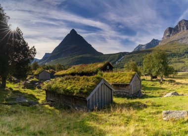 Alvundeid, Norveç - 30 Ağustos 2025: Norveç 'in merkezindeki Innerdalen Vadisi' ndeki Renndolsetra Oteli 'nde kulübeler ve kulübeler