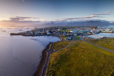 Kasabanın ve İzlanda 'nın güneyindeki Hofn yarımadasının gün batımında insansız hava aracı görüntüsü.
