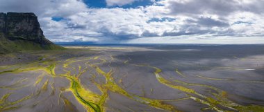 Güney İzlanda 'da Lomagnupur dağı ve körfezi manzarası