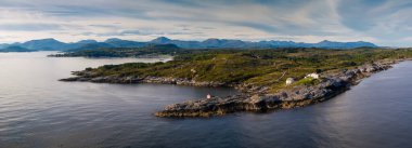Bremsnesfjorden girişinin ve Stavneset yarımadasının kıyı feneri manzarası