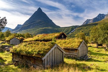 Alvundeid, Norveç - 30 Ağustos 2025: Norveç 'in merkezindeki Innerdalen Vadisi' ndeki Renndolsetra Oteli 'nde kulübeler ve kulübeler