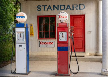 Oslo, Norveç - 3 Eylül 2025: Oslo 'daki Norveç Halk Müzesi' nin açık hava bölümündeki tarihi bir benzin istasyonu manzarası