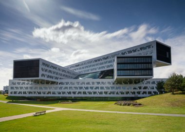 Oslo, Norveç - 3 Eylül 2025: Oslo şehir merkezindeki ikonik Ekvator binasının manzarası