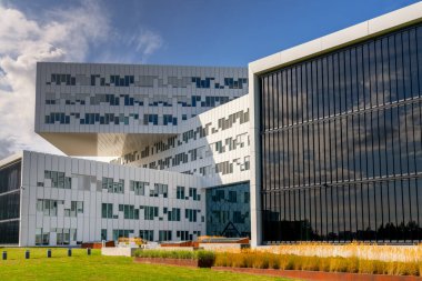 Oslo, Norveç - 3 Eylül 2025: Oslo şehir merkezindeki ikonik Equinor binasının yakın görüntüsü