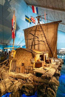 Oslo, Norveç - 3 Eylül 2025: Oslo şehir merkezindeki Kon-Tiki Müzesi içindeki Kon-Tiki salının kopyası