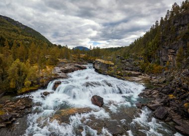 Norveç 'in merkezindeki Verma yakınlarındaki Rauma Vadisi' ndeki pitoresk Brufossen şelalesinin manzarası.