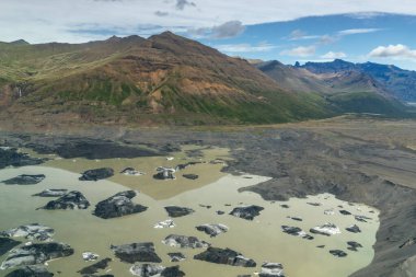 Skeidararjokull Buzulu 'nun sonunda Skaftafell' in batısındaki göldeki buzdağlarının hava manzarası.