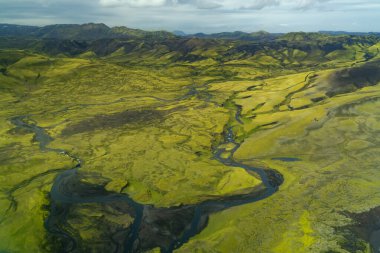 Güney İzlanda 'daki Fjallabak Doğa Rezervi' nin güneyindeki sel düzlüklerin ve nehir deltalarının hava görüntüsü.